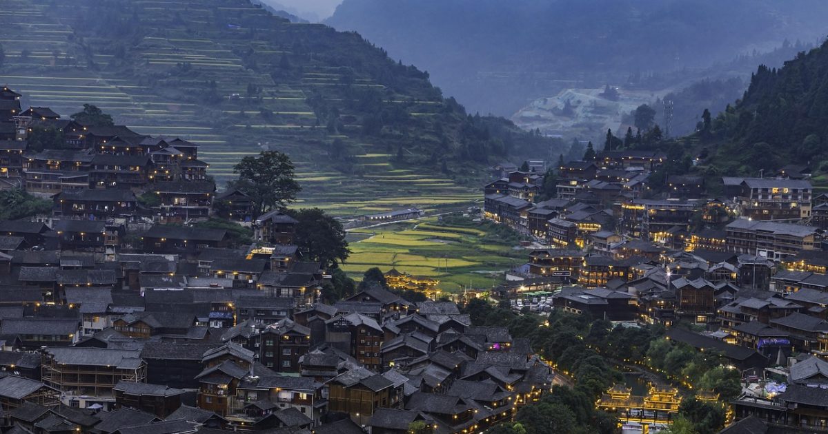 编辑坐在靠窗的工位前核对快递单号查询页面上的物流轨迹与时间节点，屏幕冷光映在桌面的记录本上